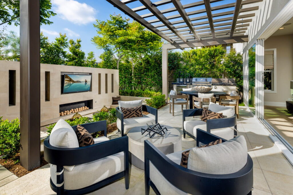 Cozy indoor-outdoor transition living spaces