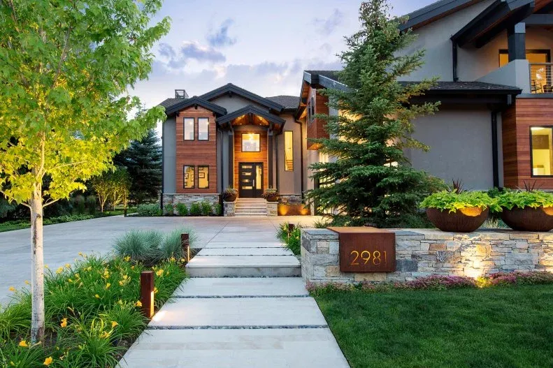 8 Modern Front Yard Landscaping: Simple, Clean-Line Designs to Elevate Your Home Exterior Front Yard Pathway