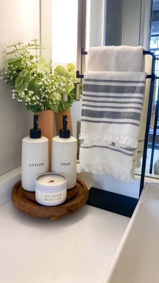 8 Bathroom Decor Ideas with Minimalist Styling for a Clean, Modern Look Hand Towel Display Ideas for a Stylish Bathroom